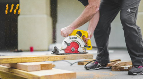 Sicherers Arbeiten | Bauarbeiter mit Kreissäge an Holz auf der Baustelle | Perndorfer Bau