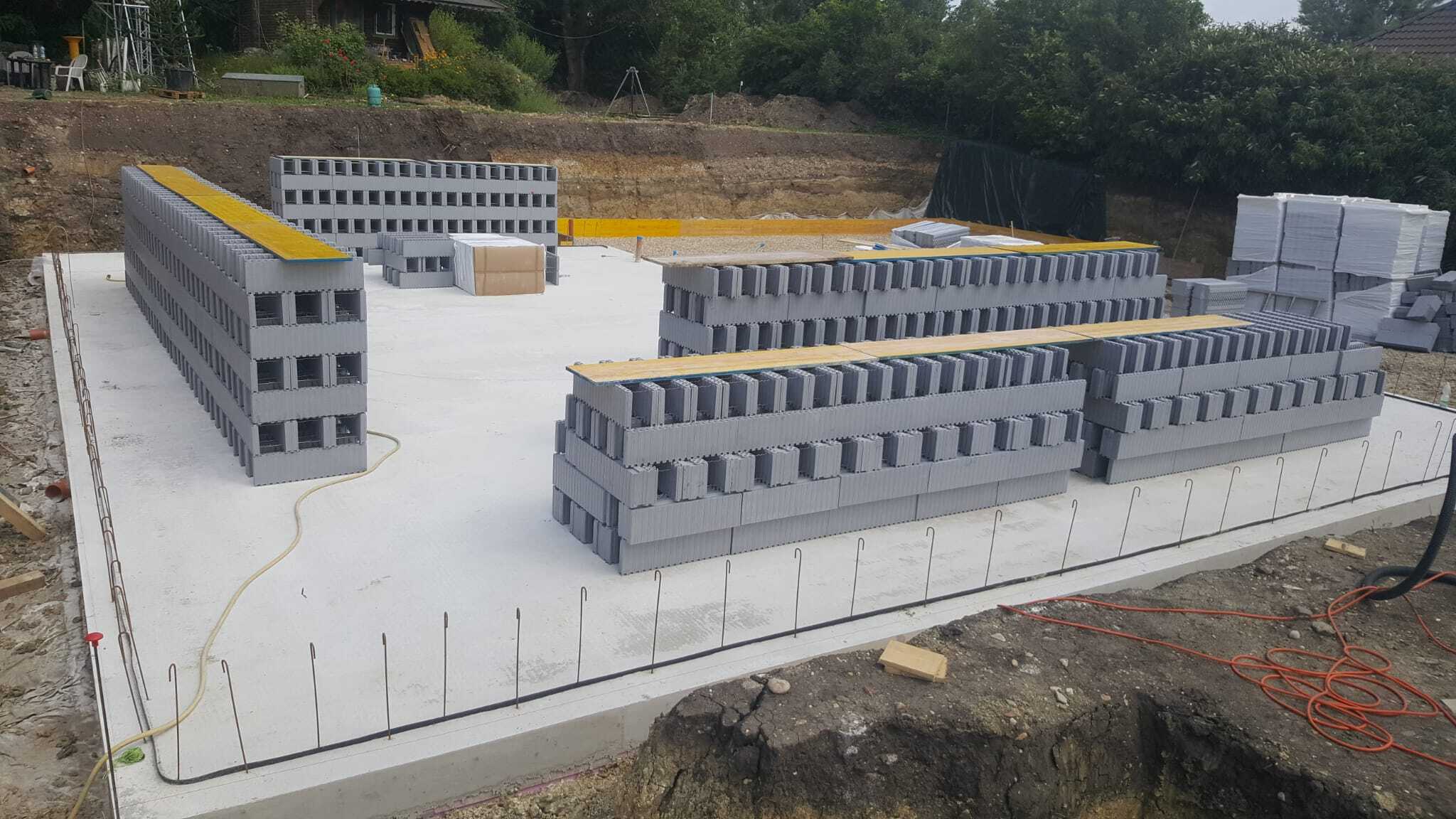 Innovative Schalungselemente aus Neopor auf der Baustelle | Mit dem Stecksystem Thermowerk kann jeder selber Haus bauen und Kosten sparen
